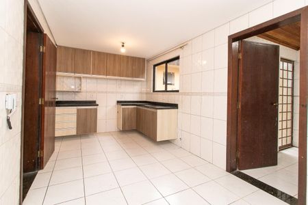 Casa de condomínio para alugar com 178m², 4 quartos e 2 vagas Casa de condomínio para alugar com 178m², 4 quartos e 2 vagasCozinha - Armários