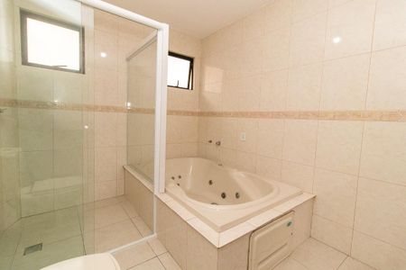 Casa de condomínio para alugar com 178m², 4 quartos e 2 vagas Casa de condomínio para alugar com 178m², 4 quartos e 2 vagasBanheiro da Suíte