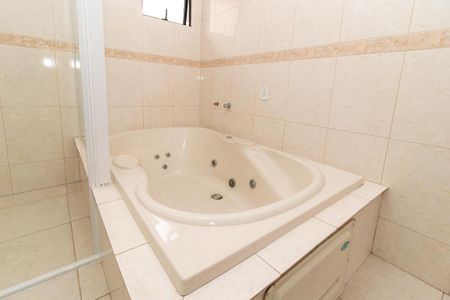 Casa de condomínio para alugar com 178m², 4 quartos e 2 vagas Casa de condomínio para alugar com 178m², 4 quartos e 2 vagasBanheiro da Suíte