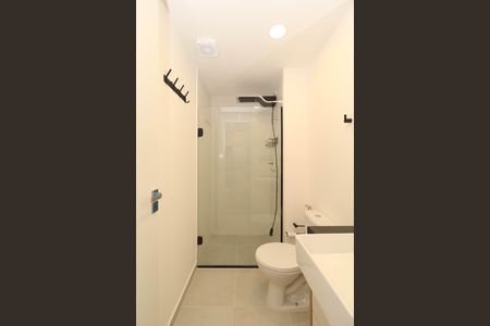 Banheiro de apartamento para alugar com 1 quarto, 28m² em Pinheiros, São Paulo
