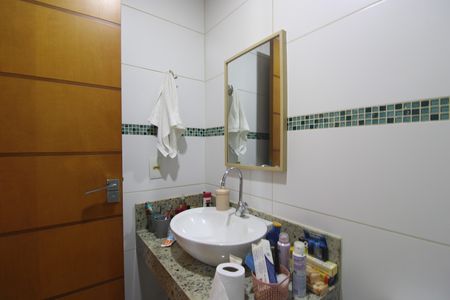 Casa de condomínio à venda com 129m², 3 quartos e 1 vagaBanheiro da suíte 2
