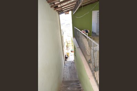 escada que leva ao quintal de casa à venda com 1 quarto, 200m² em Jardim Santa Rita de Cassia, Jundiaí