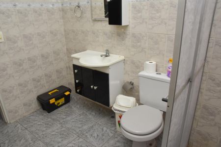 Casa à venda com 200m², 1 quarto e 2 vagas Casa à venda com 200m², 1 quarto e 2 vagasBanheiro