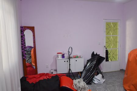 Casa à venda com 200m², 1 quarto e 2 vagas Casa à venda com 200m², 1 quarto e 2 vagasSala