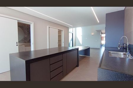 Casa de condomínio à venda com 294m², 4 quartos e 4 vagas