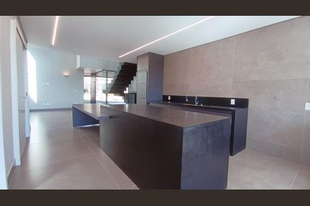 Casa de condomínio à venda com 294m², 4 quartos e 4 vagas