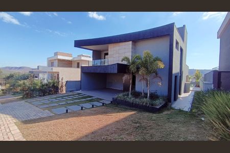 Casa de condomínio à venda com 294m², 4 quartos e 4 vagas