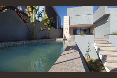 Casa de condomínio à venda com 294m², 4 quartos e 4 vagas