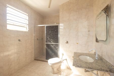 Casa para alugar com 310m², 3 quartos e 4 vagas Casa para alugar com 310m², 3 quartos e 4 vagasBanheiro da Suíte