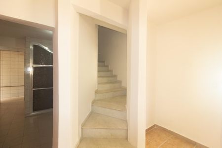 Casa para alugar com 310m², 3 quartos e 4 vagas Casa para alugar com 310m², 3 quartos e 4 vagasEscada