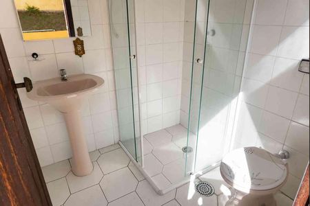 Casa de condomínio à venda com 390m², 4 quartos e 6 vagas Casa de condomínio à venda com 390m², 4 quartos e 6 vagasBanheiro Área Externa