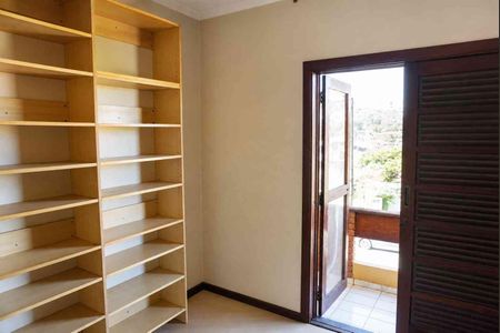 Casa de condomínio à venda com 390m², 4 quartos e 6 vagas Casa de condomínio à venda com 390m², 4 quartos e 6 vagasQuarto