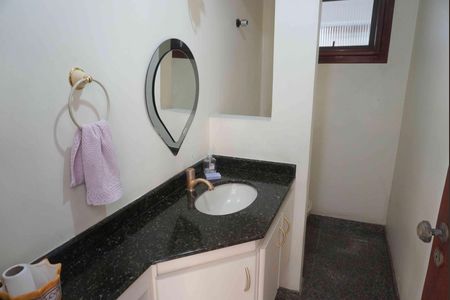 Casa de condomínio à venda com 390m², 4 quartos e 6 vagasLavabo