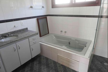 Casa de condomínio à venda com 390m², 4 quartos e 6 vagasBanheiro da Suíte 1