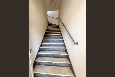 Casa de condomínio para alugar com 115m², 3 quartos e sem vaga Casa de condomínio para alugar com 115m², 3 quartos e sem vagaEscada