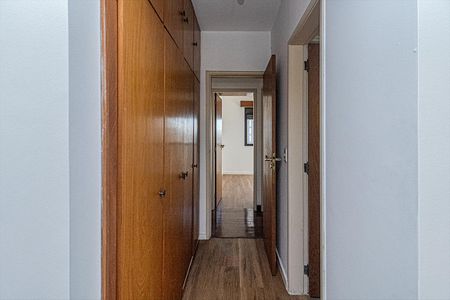 acesso para a suíte com armário_1 de apartamento para alugar com 3 quartos, 111m² em Vila Santo Estefano, São Paulo