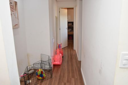 Apartamento à venda com 54m², 2 quartos e 1 vaga Apartamento à venda com 54m², 2 quartos e 1 vagacorredor que leva aos quarto com espaço para armário projetado