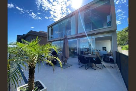 Casa à venda com 303m², 4 quartos e 9 vagas