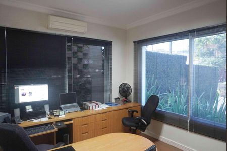 Casa de condomínio à venda com 401m², 4 quartos e 4 vagasEscritório
