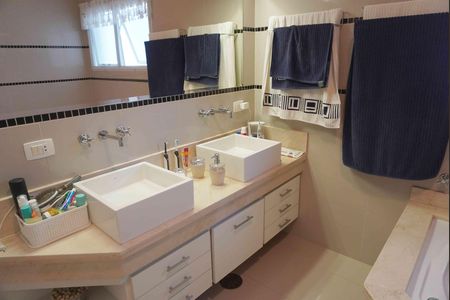 Casa de condomínio à venda com 401m², 4 quartos e 4 vagasBanheiro da Suíte 4