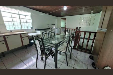 Casa à venda com 4 quartos, 178m² em Parque Maria Domitila, São Paulo
