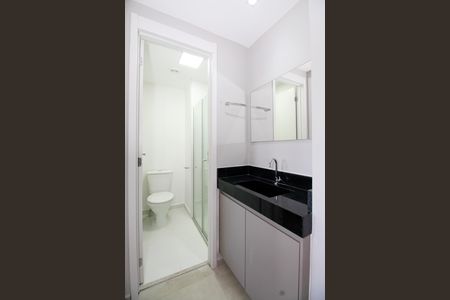 Banheiro de kitnet/studio para alugar com 1 quarto, 28m² em Pinheiros, São Paulo