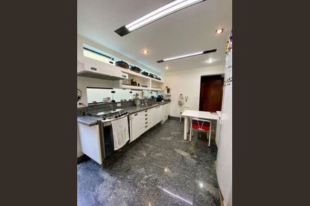 Casa à venda com 4 quartos, 585m² em Vila Santo Estefano, São Paulo