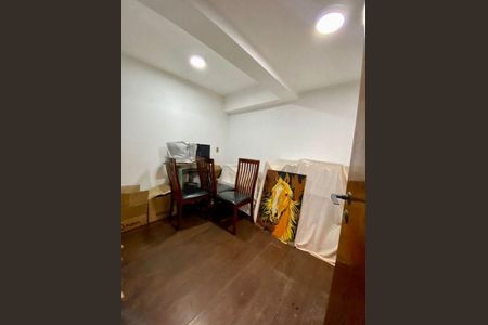 Casa à venda com 4 quartos, 585m² em Vila Santo Estefano, São Paulo