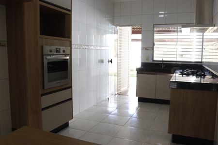 Casa para alugar com 100m², 4 quartos e 2 vagasCozinha