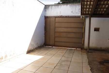 Garagem de casa para alugar com 4 quartos, 100m² em Parque das Paineiras (1,2,3 E 4 Etapa), Goiânia