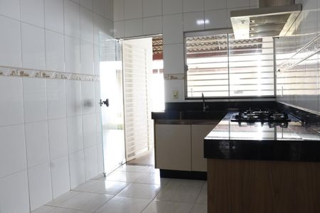 Cozinha de casa para alugar com 4 quartos, 100m² em Parque das Paineiras (1,2,3 E 4 Etapa), Goiânia