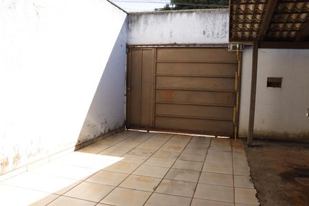 Garagem de casa para alugar com 4 quartos, 100m² em Parque das Paineiras (1,2,3 E 4 Etapa), Goiânia