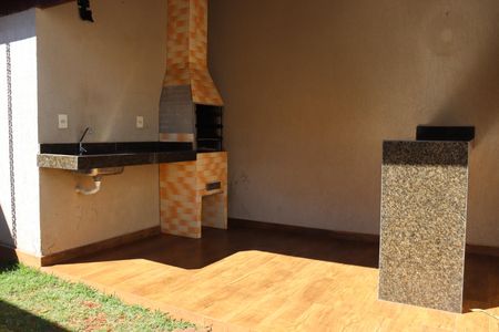 Casa para alugar com 100m², 4 quartos e 2 vagasÁrea comum - Churrasqueira