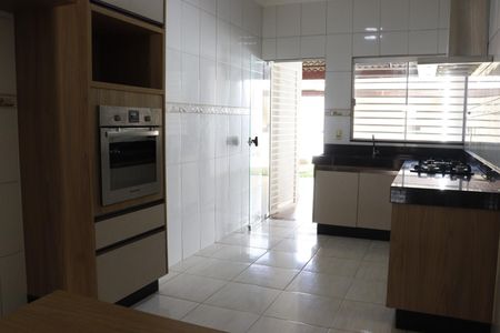 Cozinha de casa para alugar com 4 quartos, 100m² em Parque das Paineiras (1,2,3 E 4 Etapa), Goiânia
