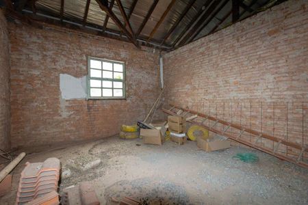Casa à venda com 2m², 2 quartos e 4 vagas Casa à venda com 2m², 2 quartos e 4 vagasÁrea de construção que precisa finalizar