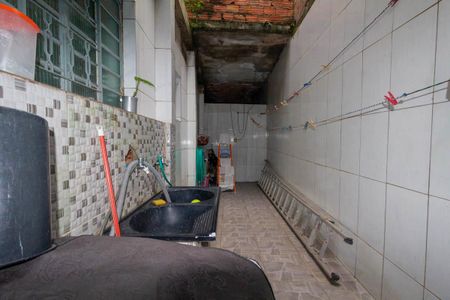 Casa à venda com 2m², 2 quartos e 4 vagas Casa à venda com 2m², 2 quartos e 4 vagasQuintal e área de serviço