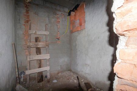 Casa à venda com 2m², 2 quartos e 4 vagas Casa à venda com 2m², 2 quartos e 4 vagasÁrea de construção que precisa finalizar