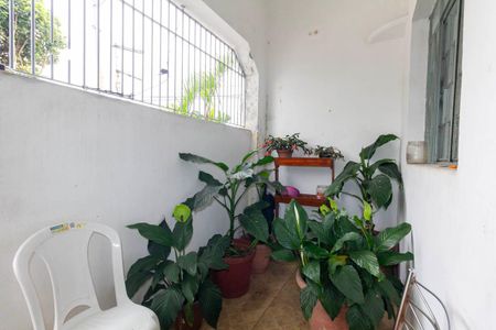 Casa à venda com 2m², 2 quartos e 4 vagas Casa à venda com 2m², 2 quartos e 4 vagasQuintal