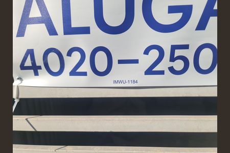 Fachada do imóvel com placa QuintoAndar de kitnet/studio para alugar com 1 quarto, 48m² em Jardim Rosana, Guarulhos