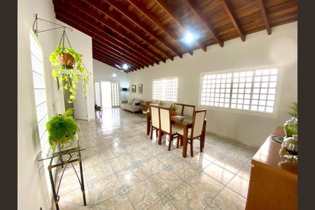 Casa à venda com 174m², 3 quartos e 4 vagas