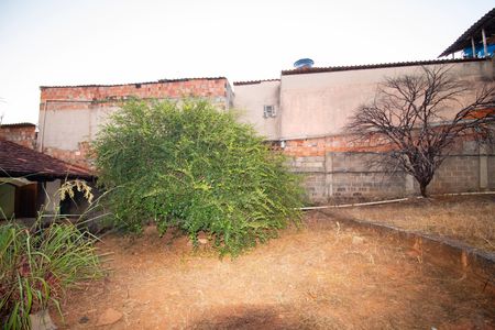 Quintal  de casa à venda com 5 quartos, 510m² em Estrela do Oriente, Belo Horizonte