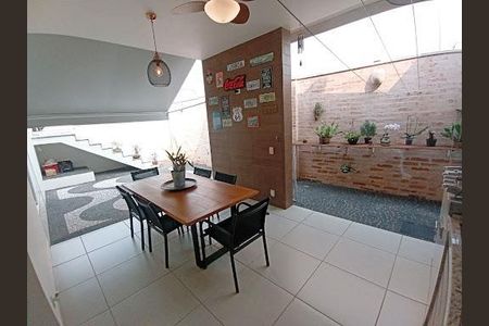 Casa à venda com 260m², 3 quartos e 4 vagas