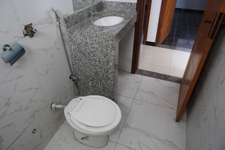 Banheiro de casa para alugar com 4 quartos, 200m² em Novo Eldorado, Contagem