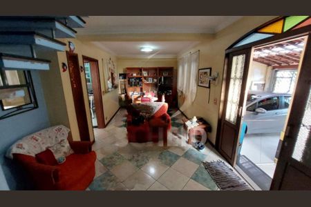 Casa à venda com 4 quartos, 280m² em Vila Romano, São Paulo