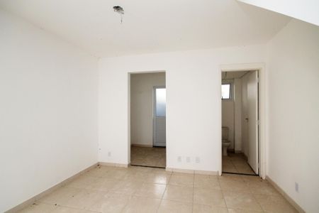 Sala de casa de condomínio para alugar com 2 quartos, 57m² em Jardim Sandra, Cotia