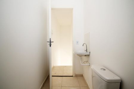 Banheiro de casa de condomínio para alugar com 2 quartos, 57m² em Jardim Sandra, Cotia