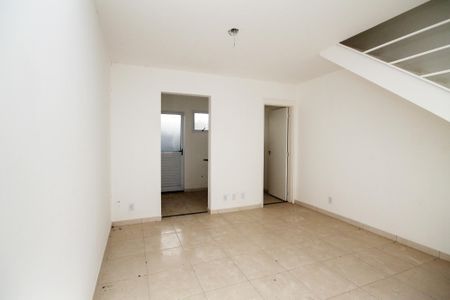 Casa de condomínio para alugar com 57m², 2 quartos e 1 vaga Casa de condomínio para alugar com 57m², 2 quartos e 1 vagaSala