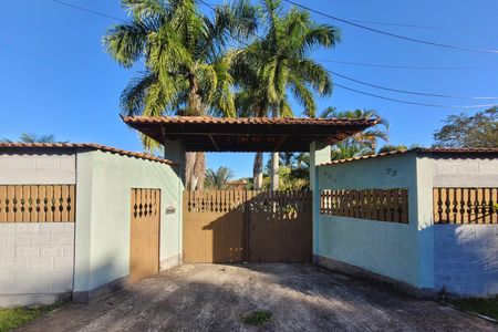 Fachada de casa de condomínio para alugar com 3 quartos, 372m² em Caxito, Maricá