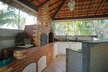 Churrasqueira de casa de condomínio para alugar com 3 quartos, 372m² em Caxito, Maricá