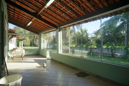 Varanda de casa de condomínio para alugar com 3 quartos, 372m² em Caxito, Maricá